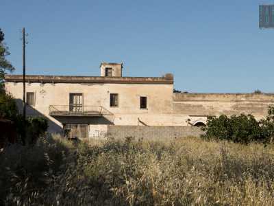 ...oggi appare come una grande casa di campagna di due piani con le finestre protette da inferriate. Questa masseria abbandonata circondata dall�erba alta nasconderebbe anche un ipogeo